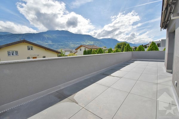 Attique de 4.5 pièces avec une grande terrasse et 3 places de parcs 1