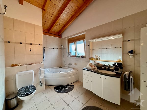 Maison individuelle avec vaste extérieur et clôture 3