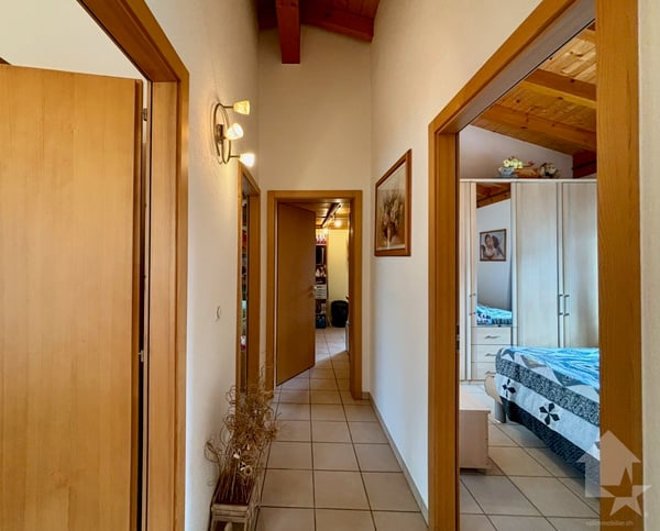 Maison individuelle avec vaste extérieur et clôture 2