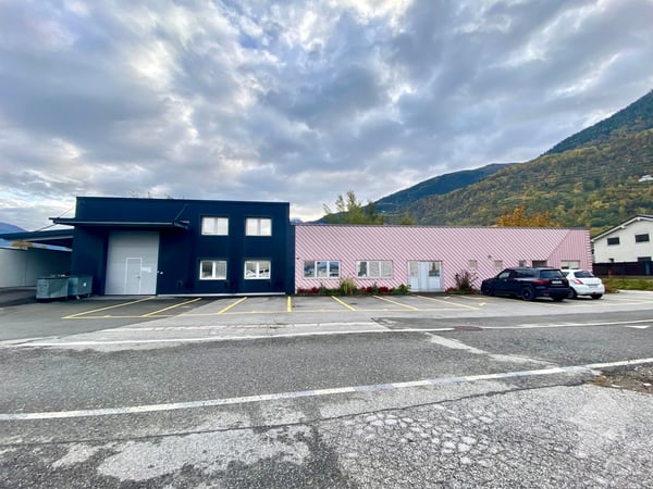 Halle industrielle de 5032 m3 + 32 garages box entre Sion et Sierre 2