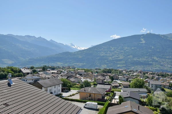 Immeuble de 3 ou 4 appartements avec une grange et un garage inclus ! 2