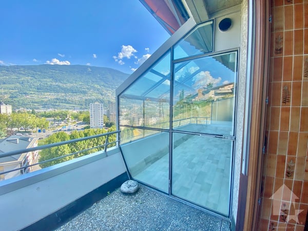 Spacieux appartement en terrasse, jardin d'hiver et 2 garages box ! 3