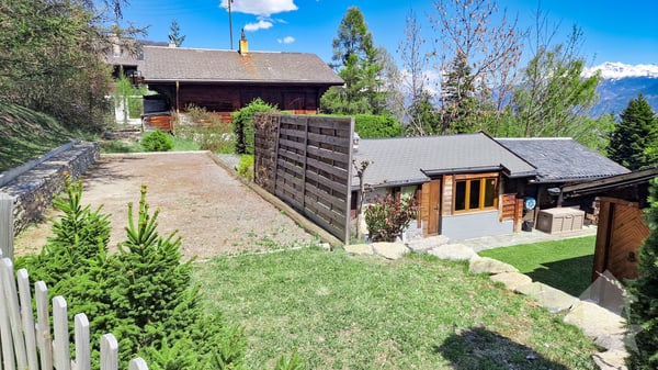 Charmant chalet de 2 appartements + dépendance, belle situation 2