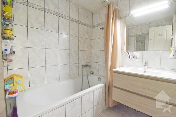 Appartement de 2.5 pcs, un jardin et 3 places de parcs incluses ! 9