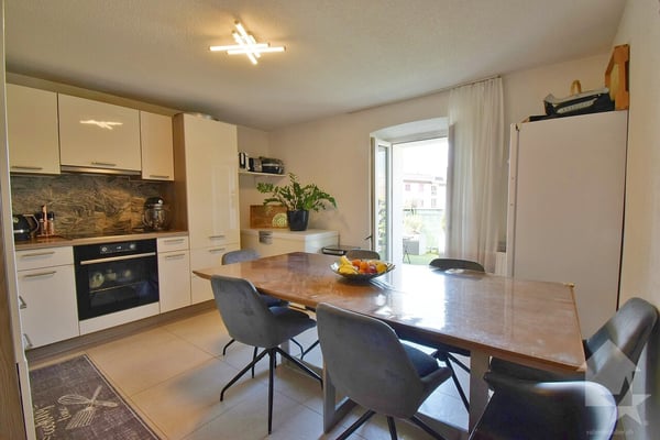 Appartement de 2.5 pcs, un jardin et 3 places de parcs incluses ! 2
