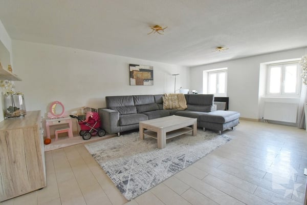 Appartement de 2.5 pcs, un jardin et 3 places de parcs incluses ! 4