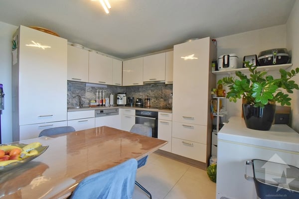 Appartement de 2.5 pcs, un jardin et 3 places de parcs incluses ! 3
