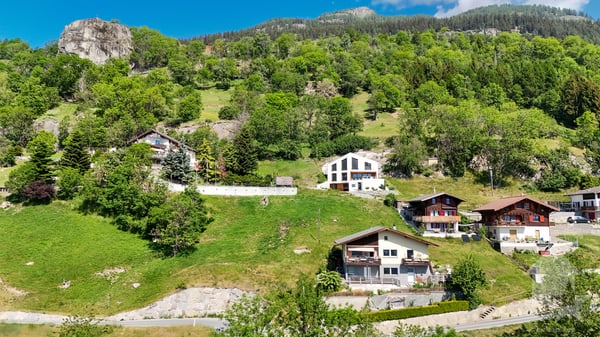 Terrain de construction ensoleillé pour maison avec 2 appartements 2