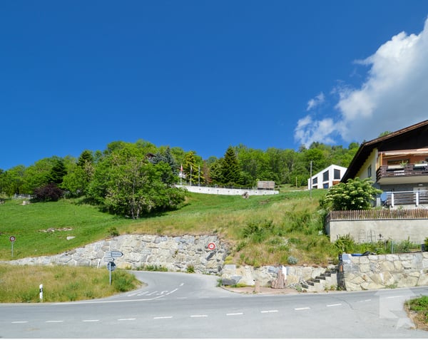Terrain de construction ensoleillé pour maison avec 2 appartements 1