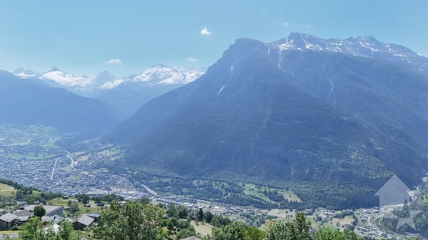 Terrain de construction ensoleillé pour maison avec 2 appartements 5