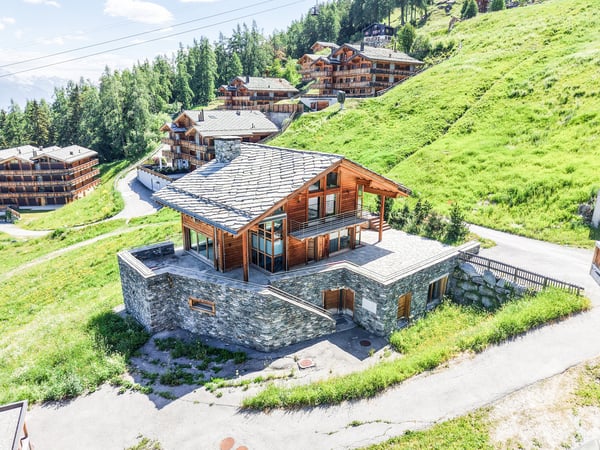 Magnifique chalet de grand standing directement sur les pistes de ski 2