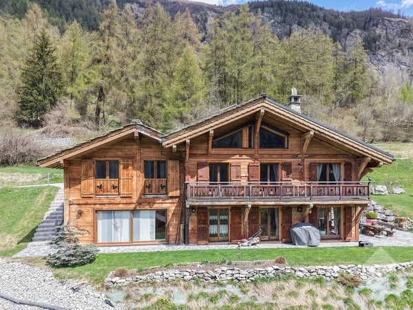 Magnifique chalet au coeur des Alpes valaisannes 1