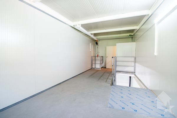 Roche, Box de 54 m2 avec places de parc 2