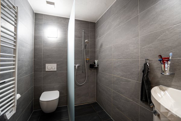 Adorable chalet avec joli jardin, garage double et vues spendides 10