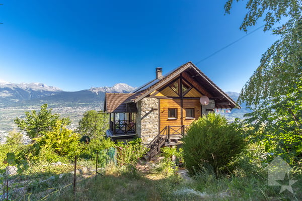 Chalet de caractère de deux appartements avec vue et situation idéale 2
