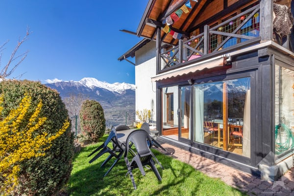 Chalet de caractère de deux appartements avec vue et situation idéale 4