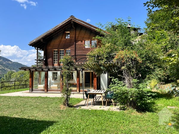 Spacieux chalet de caractère avec belle véranda et magnifique jardin