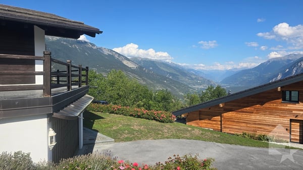 Chalet avec piscine extérieure à Randogne 3