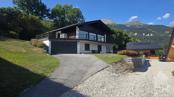 Chalet avec piscine extérieure à Randogne 6