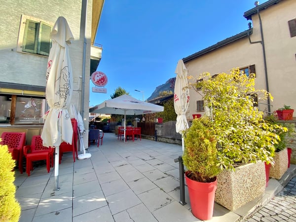 Immeuble de 5 appartements et un restaurant au centre du village ! 2