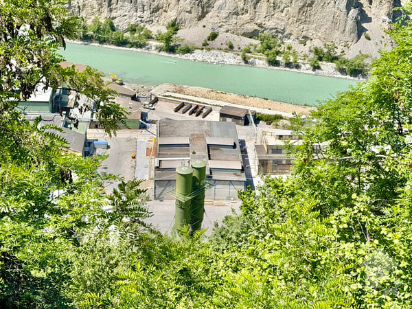 Halle industrielle de 20'500 m3 et de 2'130 m2 avec accès sécurisé 12