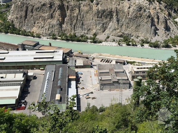 Halle industrielle de 20'500 m3 et de 2'130 m2 avec accès sécurisé 2