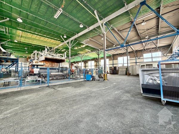 Halle industrielle de 20'500 m3 et de 2'130 m2 avec accès sécurisé 7