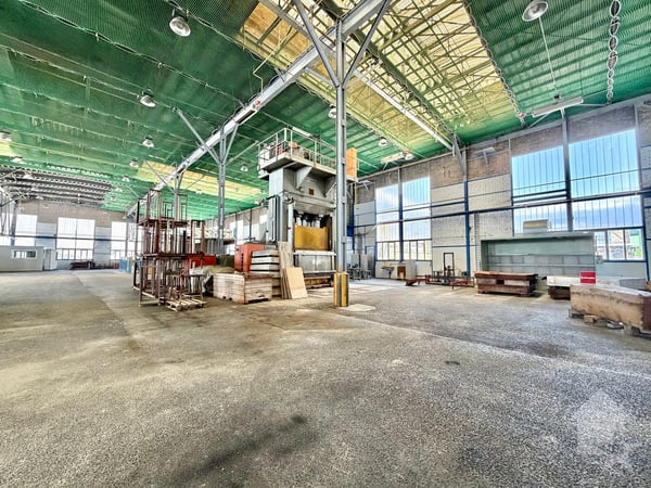 Halle industrielle de 20'500 m3 et de 2'130 m2 avec accès sécurisé 8