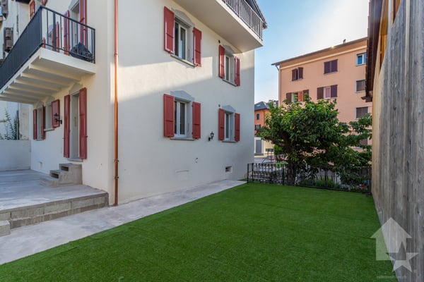 Bâtiment de trois appartements entièrement rénové avec goût 1