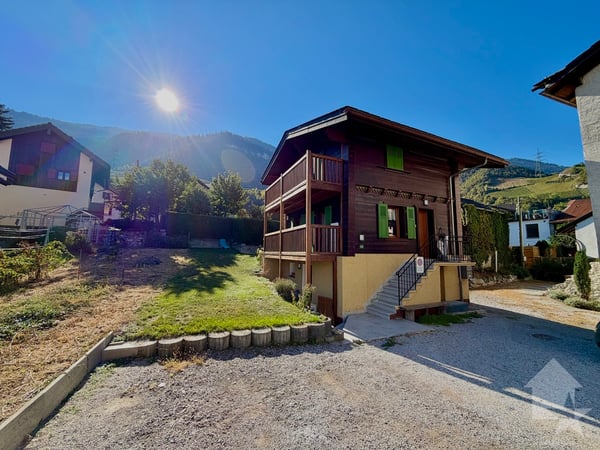 Joli petit chalet plein de charme avec parking et studio indépendant !