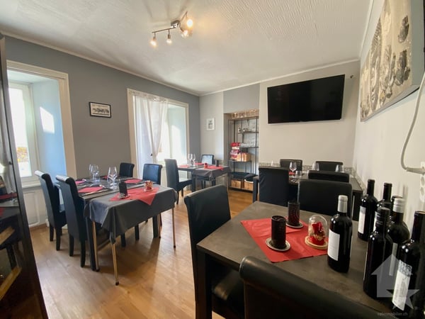 Immeuble de 5 appartements et un restaurant au centre du village ! 5
