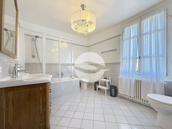 Maison de charme avec annexe et jardin arboré 10