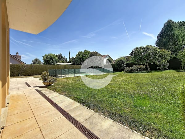 Magnifique villa avec piscine chauffée et jardin clôturé 4