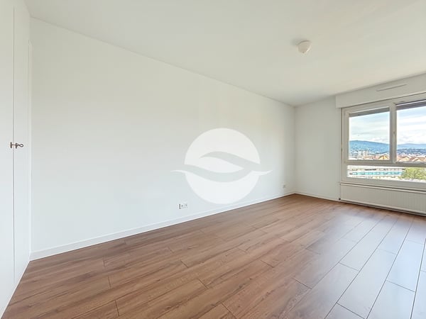 LUMINEUX 1 PIÈCES RÉNOVÉ MEUBLÉ AVEC VUE 5