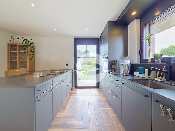 Élégant triplex contemporain avec balcon et jardin privatif 3
