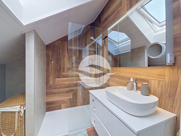 Élégant triplex contemporain avec balcon et jardin privatif 7