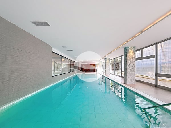 Très joli 2 pièces, piscine intérieure dans l'immeuble 8