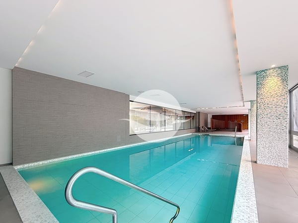 Très joli 2 pièces, piscine intérieure dans l'immeuble 9