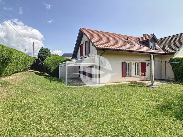 Jolie maison jumelle avec grand jardin