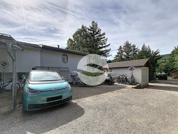 Jolie maisonnette avec jardin arboré 2