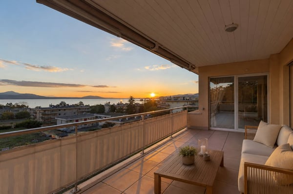 Duplex de standing de 7.5 pièces offrant une vue sur le Léman et les Alpes 1