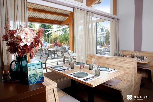 Immeuble avec restaurant, épicerie et chambres proche du lac 9