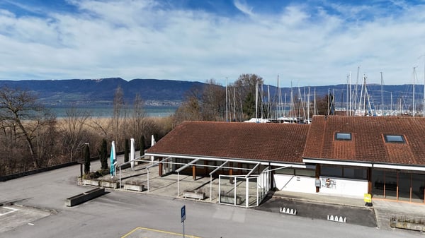 Immeuble avec restaurant, épicerie et chambres proche du lac 13