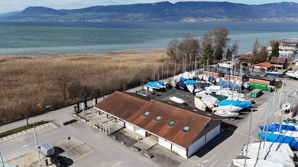 Immeuble avec restaurant et mobilier, épicerie et chambres proche du l