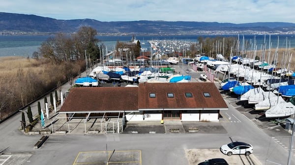 Immeuble avec restaurant, épicerie et chambres proche du lac 12