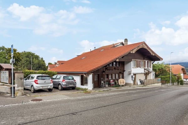 Propriété de 2 appartements et 1 local commercial au coeur de Sorens