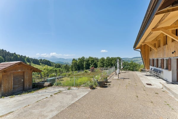 Élégante demeure de caractère avec vue imprenable sur le lac et les mo 11