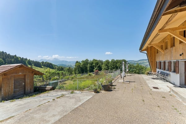 Élégante demeure de caractère avec vue imprenable sur le lac et les mo 11