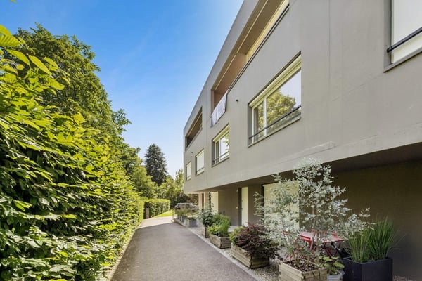 Triplex contemporain en demi-niveaux avec loggia, studio indépendant e 1