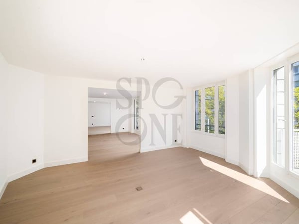 Attique clé en main, entièrement rénové à Champel 2